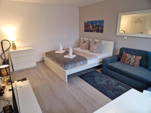 a living room with a bed and a couch at Schöne Wohnung zentral Dachau(20 min zum HBF München) in Dachau