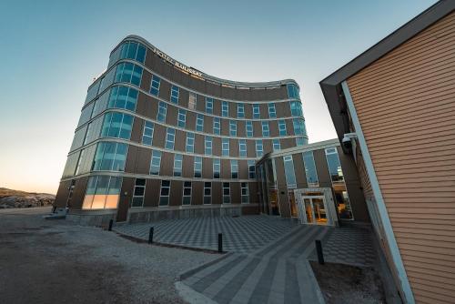 een groot gebouw met veel ramen bij Best Western Plus Hotel Ilulissat in Ilulissat