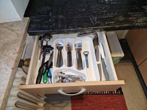 a drawer full of utensils in a box at Schöne Wohnung zentral Dachau(20 min zum HBF München) in Dachau