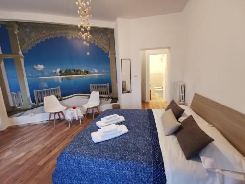 um quarto com uma cama e uma mesa com cadeiras em La Finestra Sul Mondo B&B em Roma