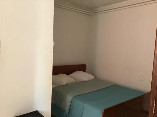 1 dormitorio pequeño con 1 cama en una habitación en Appartement Vals les bains, en Vals-les-Bains