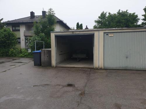a garage with a door open in a house at Schöne Wohnung zentral Dachau(20 min zum HBF München) in Dachau