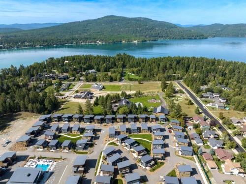 Luxury Amenities with a Central Location to Downtown and Whitefish Mountain Resortの鳥瞰図