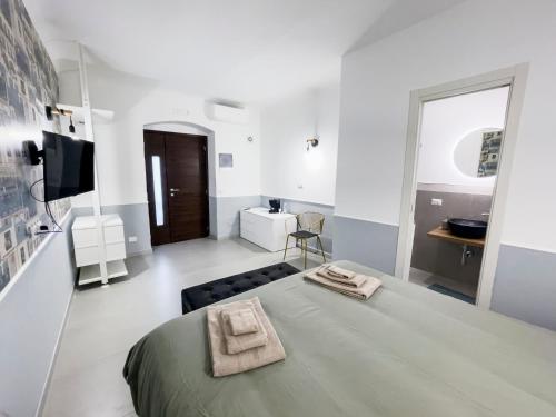 Ένα ή περισσότερα κρεβάτια σε δωμάτιο στο Saint Barth Guest House - Historic Loft in Bari