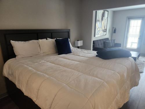 Un pat sau paturi într-o cameră la Horseshoe Valley Bliss - Luxe Condo Retreat with Jacuzzi - Top Floor Romance - Self-Check-in - Indoor & Outdoor Heated Pool Haven