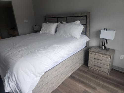 Un pat sau paturi într-o cameră la Horseshoe Valley Bliss - Luxe Condo Retreat with Jacuzzi - Top Floor Romance - Self-Check-in - Indoor & Outdoor Heated Pool Haven