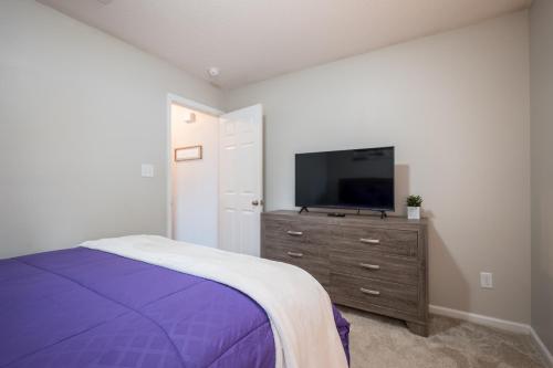 a bedroom with a bed and a tv on a dresser at The Perfect Stay - Your Relaxing Getaway in Valdosta