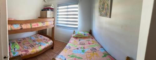 1 dormitorio con 2 literas y ventana en Casona Quilacan en 