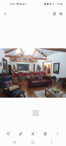 sala de estar con 2 sofás y TV en Casona Quilacan en 