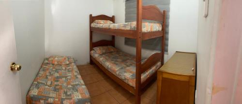 Habitación con 2 literas y 1 cama en Casona Quilacan en 