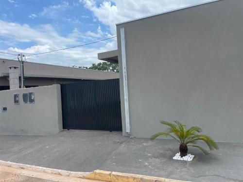 Casa com piscina في بونيتو: زرع جالس امام مبنى ابيض