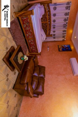 Kobby Keach K. Hotel في كوماسي: إطلالة علوية لغرفة معيشة مع أريكة جلدية