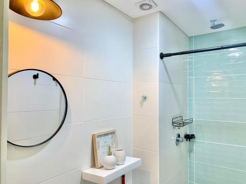 拉特瓦伊達的住宿－Lujoso Apartamento en el Quindío Eje Cafetero Aire y Wifi，浴室设有玻璃淋浴间和镜子