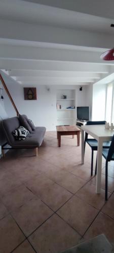 un salon avec un canapé et une table dans l'établissement La petite maison d'Hose, à Monistrol-sur-Loire