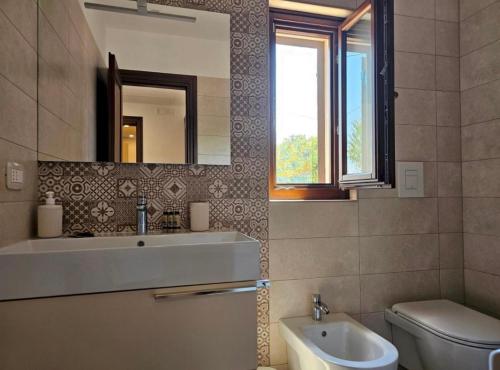 莫諾波利的住宿－Lina 840，一间带水槽、卫生间和镜子的浴室