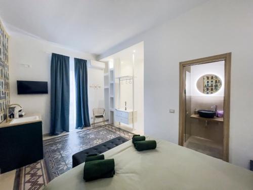 una sala de estar con un sofá y una mesa en Saint Barth Guest House - Steps Loft in Bari, en Bari