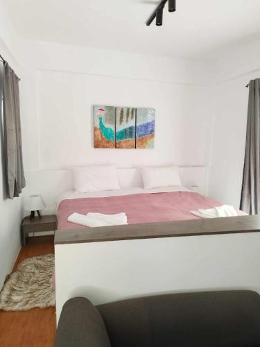 阿奇翁的住宿－PETMEZA TOP BY DIMITROPOULOS，白色卧室配有一张带粉红色床垫的床