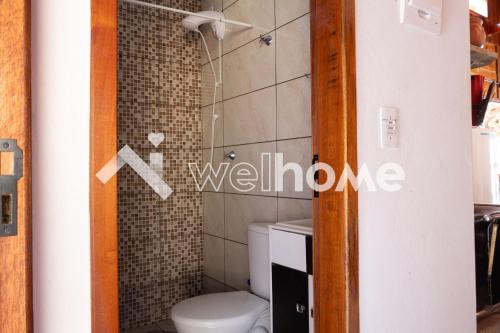 ein Bad mit einem WC und einer Dusche in der Unterkunft Casa com área de lazer e vista para as montanhas in Aguas Mornas