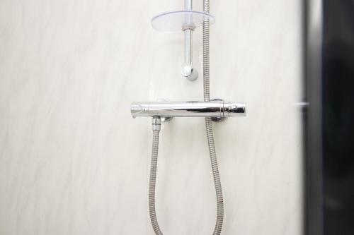 ducha con cabezal de ducha en la pared en Cozy 1 Bedroom Apartment | WIFI en Cardiff