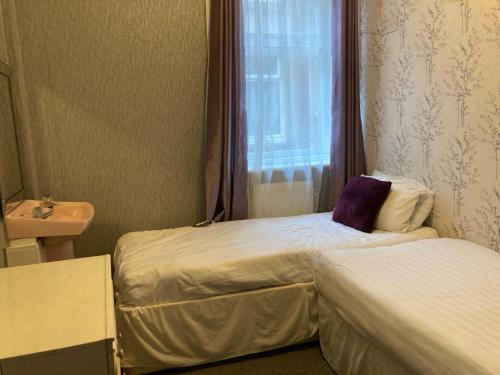 Tempat tidur dalam kamar di Iona Hotel