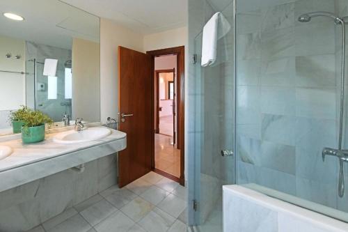 ein Badezimmer mit zwei Waschbecken und einer Glasdusche in der Unterkunft Ferienhaus für 4 Personen ca 120 qm in El Salobre, Gran Canaria Südküste Gran Canaria in Maspalomas