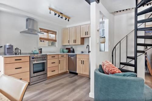 Η κουζίνα ή μικρή κουζίνα στο Boho Southwest Modern Unit 3 with Butte Mtn Views