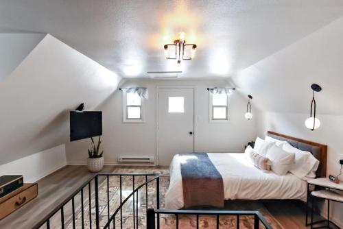 Ένα ή περισσότερα κρεβάτια σε δωμάτιο στο Boho Southwest Modern Unit 3 with Butte Mtn Views