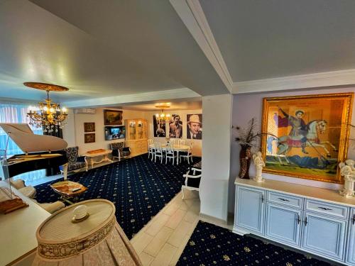 uma sala de estar com um piano e uma sala de estar com uma sala de estar em Prive Villa em Durleşti