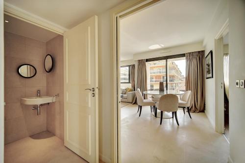 une salle de bains avec une table et une salle à manger. dans l'établissement Carlton Riviera Cannes - Dernier étage - Palme d'Or, à Cannes