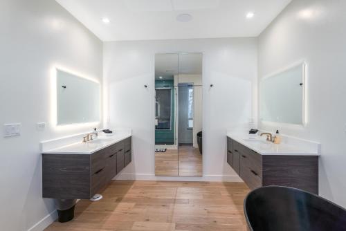 a bathroom with two sinks and a mirror at Whitefish Suncrest Charm- Newly Build Modern Townhouse w Pool Table andPet Friendly! in Whitefish
