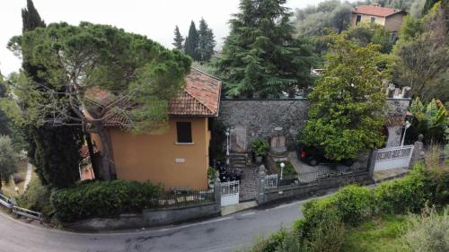 a small house with a fence next to a street at Villa Pinetina in Gargnano