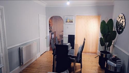 een eetkamer met een tafel en stoelen in een kamer bij Diamond in Abbey Wood