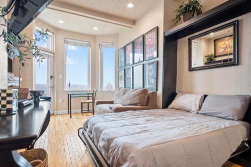 una camera con letto, scrivania e divano di Charming Studio-Panoramic View-Your Pittsburgh Sanctuary a Pittsburgh