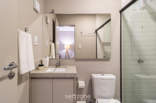 a bathroom with a toilet and a sink and a shower at Aptos modernos no centro de Floripa - VLR in Florianópolis