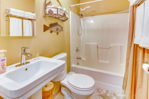 La salle de bains est pourvue d'un lavabo, de toilettes et d'une douche. dans l'établissement Pet-Friendly Byrdstown Cottage with Deck and Fire Pit!, à Byrdstown