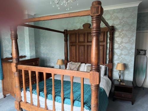 um quarto com uma cama de madeira com uma estrutura de madeira em The Chetwynde em Barrow in Furness