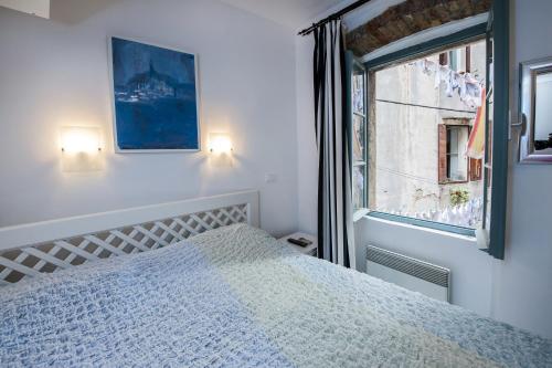 a bedroom with a bed and a window at Apartment Art in Rovinj
