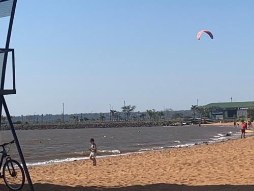 uma pessoa a lançar um papagaio na praia em EDIFICIO REY NIÑO em Posadas
