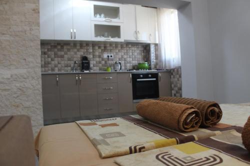 uma cozinha com uma mesa com toalhas em Deluxe guest house em Kvariati