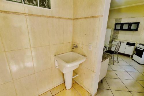 a bathroom with a urinal on the wall at Studio com Varanda para Serra in Jundiaí