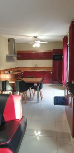 un salon avec une table et une cuisine dans l'établissement ARGELES sur MER APPT RDC CADAQUES TOUT CONFORT JARDIN PISCINE PARKING WIFI, à Argelès-sur-Mer