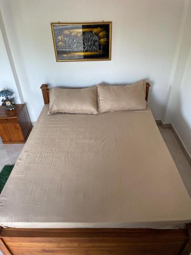 Cette chambre comprend un grand lit. dans l'établissement Slater Villa, à Beruwala