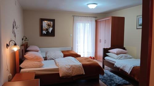 um quarto com 2 camas e uma janela em Apartment Medo em Ravna Gora