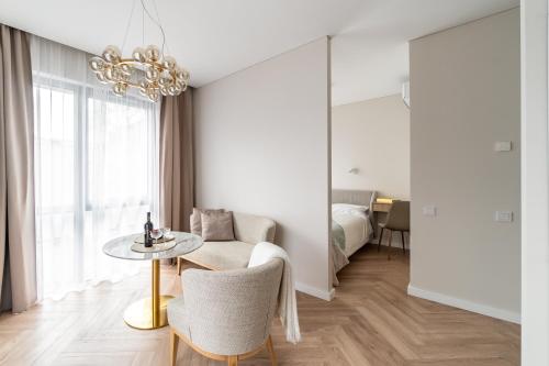 En eller flere senge i et værelse på Paupys Golden Apartment Vilnius