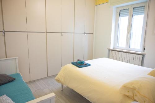 Un dormitorio con una gran cama blanca y una ventana en Casa Annalisa - Fronte Mare en Pescara
