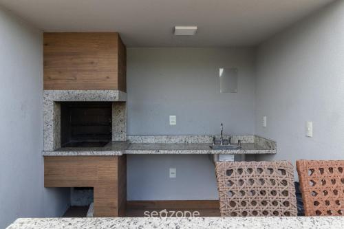 una cucina con lavandino e piano di lavoro di Apto c/piscina próx da UFSC em Floripa YHD112 a Florianópolis