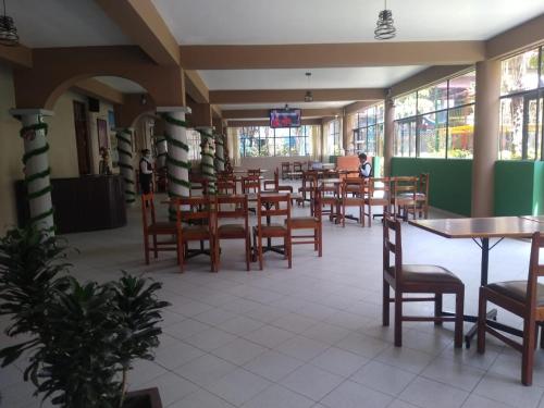 una sala da pranzo con tavoli e sedie in un ristorante di Kibo hotel restaurant ad Ayacucho