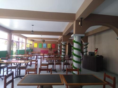 una habitación con mesas y sillas en un restaurante en Kibo hotel restaurant, en Ayacucho