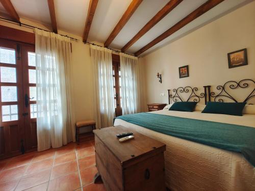 Un dormitorio con una cama grande y una ventana en La Posada de Bayuela, en Castillo de Bayuela