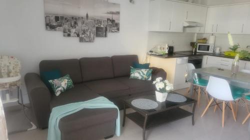 sala de estar con sofá y mesa en Apartamento Sol & Arena, en Puerto de Santiago